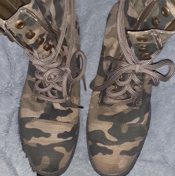 Boots - Picture 3 of 12